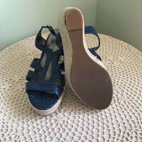 Blue Faux Reptile T-strap Wedge Sandals - Picture 3 of 4